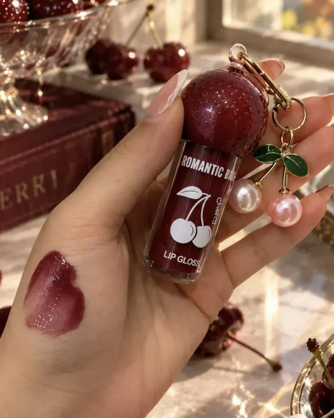 لیپ گلاس آویز دار ،رومانتیک رین ، رنگ زرشکی ،مدل CHERRY حجم 8 میل